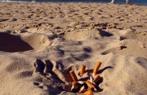 Sassari, nascondono le cicche nella sabbia | Multate 10 persone