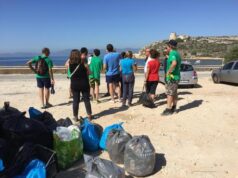 Calamosca: volontari e studenti ripuliscono la spiaggia e il fondale