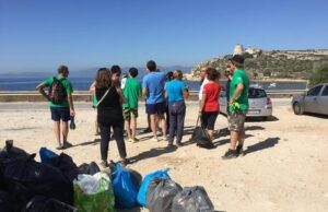 Calamosca: volontari e studenti ripuliscono la spiaggia e il fondale