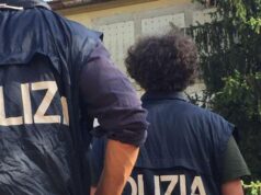 Pirri, maltratta la compagna che lo caccia, poi tenta di buttarsi giù dalle scale