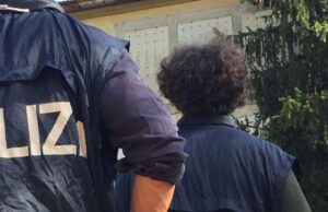 Pirri, maltratta la compagna che lo caccia, poi tenta di buttarsi giù dalle scale