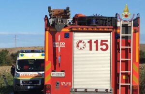 Auto finisce fuori strada alla rotonda di Elmas, un ferito