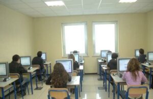 Cagliari: all’esame della patente con gli auricolari, denunciato