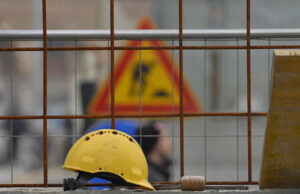 Cade da una impalcatura a Nuoro: operaio in codice rosso