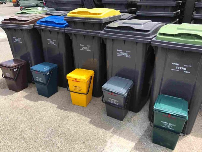Rifiuti, il Comune adotta la linea dura: fioccano sanzioni e provvedimenti penali