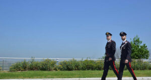 Sardara, spuntino e brindisi fuori dal bar: multata una 56enne