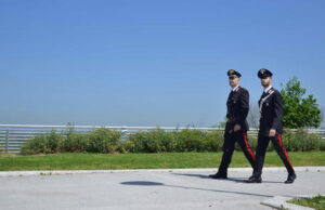 Sardara, spuntino e brindisi fuori dal bar: multata una 56enne