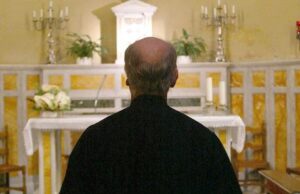 Macomer, chiesa presa di mira: escrementi nell’acquasantiera