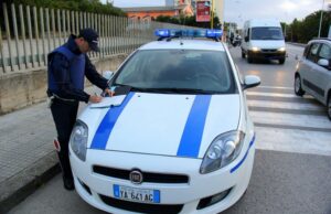 Rubano champagne al supermercato, divieto di dimora per tre stranieri