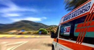 Incidente su 125, l’auto schizza sull’asfalto bagnato e invade la corsia opposta