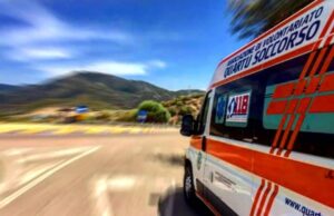 Incidente su 125, l’auto schizza sull’asfalto bagnato e invade la corsia opposta