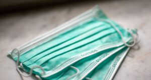 Corruzione e giro di mascherine: cinque arresti nel Milanese, coinvolto un sindaco