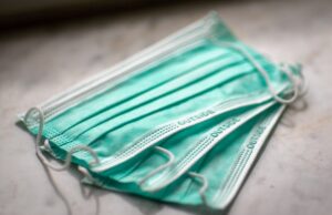 Corruzione e giro di mascherine: cinque arresti nel Milanese, coinvolto un sindaco