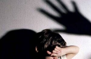 Botte e minacce di morte ai figli dell’ex, denunciata coppia a Oristano