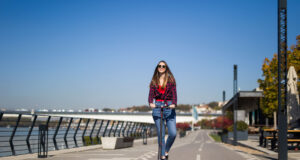 Monopattini, Truzzu: il limite di velocità a 20 Km/h e casco per gli under 18