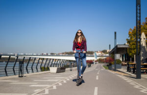 Monopattini, Truzzu: il limite di velocità a 20 Km/h e casco per gli under 18