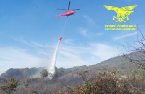 Vasto incendio a Triei, in azione un elicottero