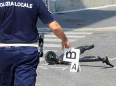 Cade dal monopattino | 49enne in gravi condizioni