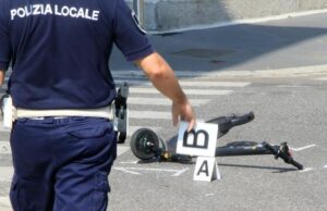 Cade dal monopattino | 49enne in gravi condizioni
