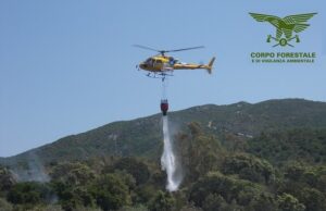 Fiamme a Siamaggiore, intervento dell’elicottero del Corpo Forestale