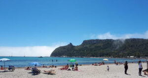 Uno yogurt in spiaggia offerto ai turisti per raccontare il gusto della Sardegna