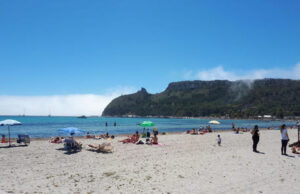 Uno yogurt in spiaggia offerto ai turisti per raccontare il gusto della Sardegna