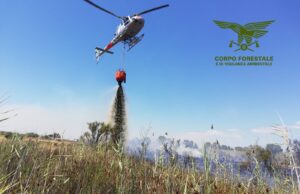 Incendi, fiamme ad Anela: in azione un elicottero