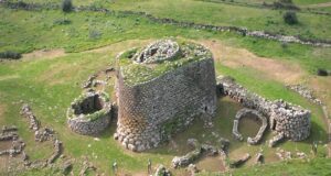 “Illuminiamo i nostri nuraghi”, l’idea di Mauro Pili torna in aula consiliare