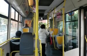 “Può abbassare la voce mentre è al telefono?” | Sul 5 volano parolacce e sputi