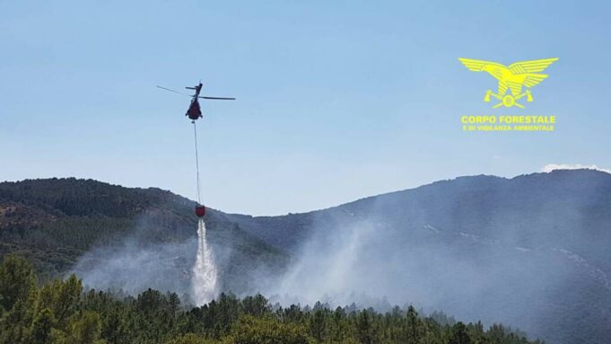Fiamme nelle campagne di Serramanna: elicottero si alza in volo