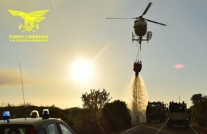 Vasto incendio a Quartucciu, intervento dell’elicottero della Forestale