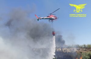 Vasto incendio a Monastir, intervento dell’elicottero del Corpo Forestale