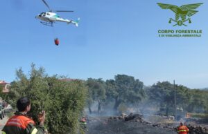 Incendio a Paulilatino: sul posto la Forestale con un elicottero