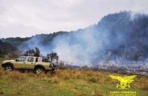 Vasto incendio a Uta: in azione un elicottero