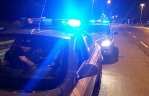 Tenta di accoltellare fratello davanti alla polizia, arrestato un 51enne