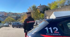 Vive senza elettricità e senza cibo, i carabinieri gli fanno la spesa