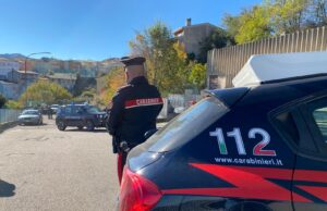 Vive senza elettricità e senza cibo, i carabinieri gli fanno la spesa