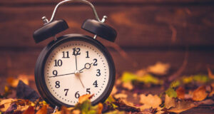 Torna l’ora solare, lancette indietro di un’ora: maggior rischio incidenti?