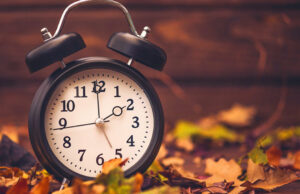 Torna l’ora solare, lancette indietro di un’ora: maggior rischio incidenti?