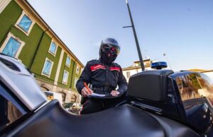 Cagliari: fermati a Sant’Elia dichiarano di avere “necessità di droga”, multati per violazione della ‘zona arancione’