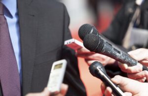 Chiama “gallina” una collega: giornalista della Rai nella bufera