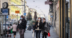 Mascherine all’aperto a Natale: ecco dove e quando indossarle Covid, oggi decisione su nuove regioni arancioni-rosse