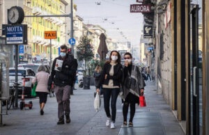 Mascherine all’aperto a Natale: ecco dove e quando indossarle Covid, oggi decisione su nuove regioni arancioni-rosse