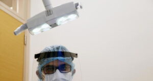 Assistono alla partita dell’Italia in un pub, cluster con 91 contagiati a Roma