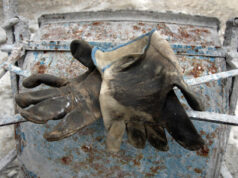 Morti sul lavoro, la Sardegna è in ‘zona bianca’ lavoro operaio guanti incidente sul lavoro