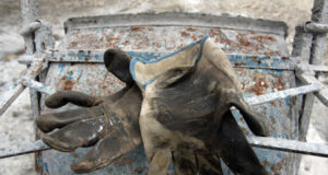 Morti sul lavoro, la Sardegna è in ‘zona bianca’ lavoro operaio guanti incidente sul lavoro