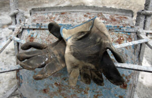 Morti sul lavoro, la Sardegna è in ‘zona bianca’ lavoro operaio guanti incidente sul lavoro