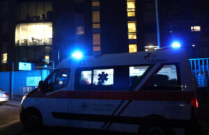 Cade dal balcone, muore 20enne a Cagliari ambulanza notte