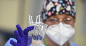 Focolaio su portaerei inglese: oltre 100 contagiati, erano tutti vaccinati