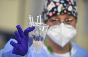 Focolaio su portaerei inglese: oltre 100 contagiati, erano tutti vaccinati